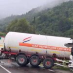 Pericol de explozie pe Valea Oltului, după ce o cisternă GPL și un TIR s-au ciocnit! Scurgeri de motorină pe asfalt