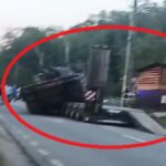 Un tanc a căzut de pe platforma care îl transporta! Șoferul a evitat “la mustață” un pieton care traversa neregulamentar
