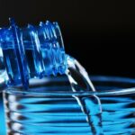 Apa care ne ajută să ne protejăm de cancer. Sfaturile unui renumit medic român