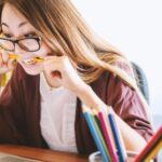 Elevă, trimisă în judecată pentru că și-a „bârfit” colegii că fură din ghiozdane sau că întrețin relații sexuale în băile școlii