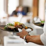 O femeie a murit otrăvită după ce a luat masă într-un restaurant din Franța! Alte 10 persoane, în stare gravă la spital