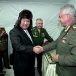 VIDEO: Kim Jong Un primește o pălărie de blană din partea Rusiei