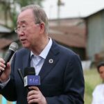 Ban Ki-Moon vizitează o comunitate kenyană din Nairobi în timpul summitului climatic