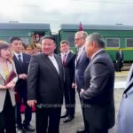 VIDEO: Rușii din Vladivostok îi urează bun venit lui Kim Jong Un