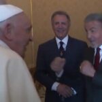 Momente amuzante la Vatican. Sylvester Stallone l-a provocat pe Papa Francisc la un meci de box VIDEO