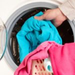 Cum îndepărtezi petele de pe haine? Ingredientul banal care redă albul imaculat