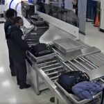 O înregistrare video arată cum personalul unui aeroport din SUA ar fi furat din bagaje