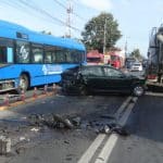 Carambol în Buzău, într-o zonă foarte circulată: ciocnire între 4 mașini și un autobuz – 2 persoane, cu politraumatisme, duse la spital