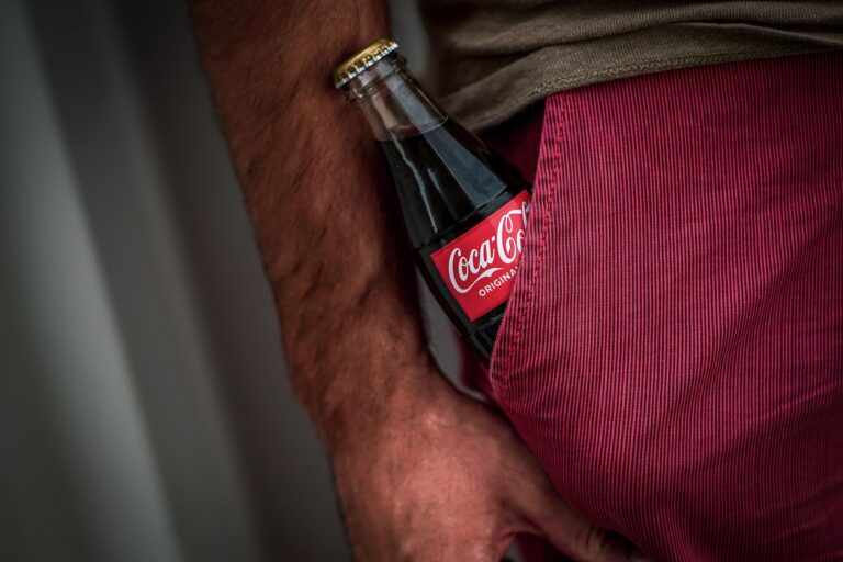 Uniunea Europeană ar putea interzice iconica sticlă Coca-Cola. “Designurile creative și formele iconice vor dispărea treptat”