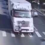 Primele imagini de un accident teribil produs la Buftea. Un TIR a strivit un pieton, chiar pe trecere