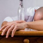 Cum să bei alcool fără să te îmbeți? Un specialist susține că a rezolvat misterul