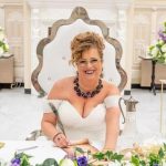 A strâns 20 de ani bani de nuntă, dar s-a căsătorit cu ea însăși