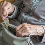Românii, tot mai săraci! Casele de amanet sunt luate cu asalt: oamenii, nevoiți să își amaneteze obiectele de valoare