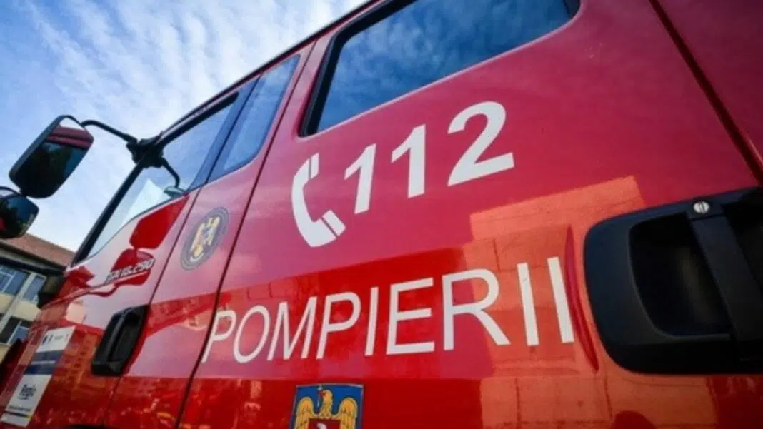 pompieri la incendiu rampă gunoi