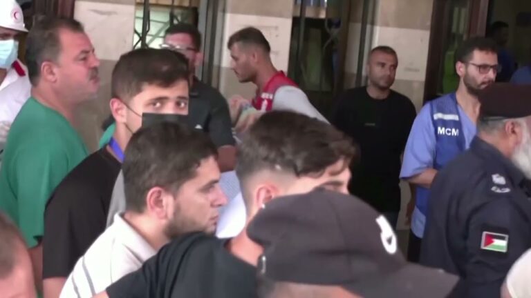Palestinienii duc de urgență răniții la spital după un atac aerian