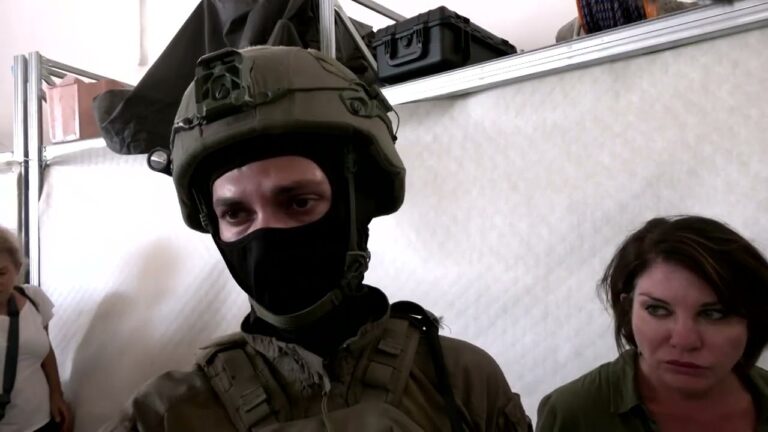 VIDEO. Armata israeliană prezintă armele confiscate de la Hamas
