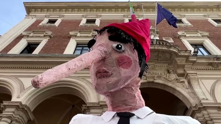 VIDEO. Activiști pentru climă îmbrăcați în Pinocchio organizează un protest la Roma