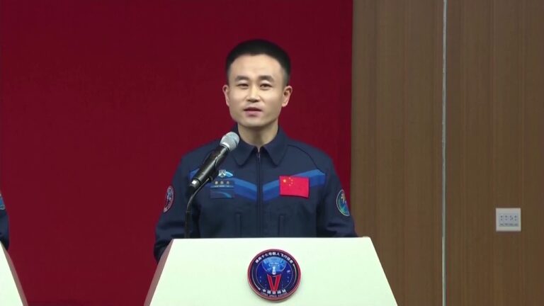 China: Cel mai tânăr echipaj de astronauți se îndreaptă către stația spațială
