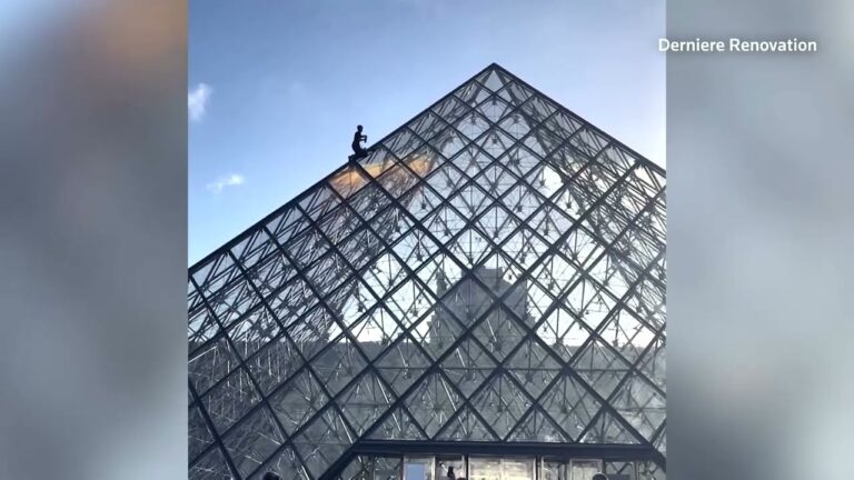 VIDEO. Activiștii pentru climă escaladează piramida de sticlă de la Louvre