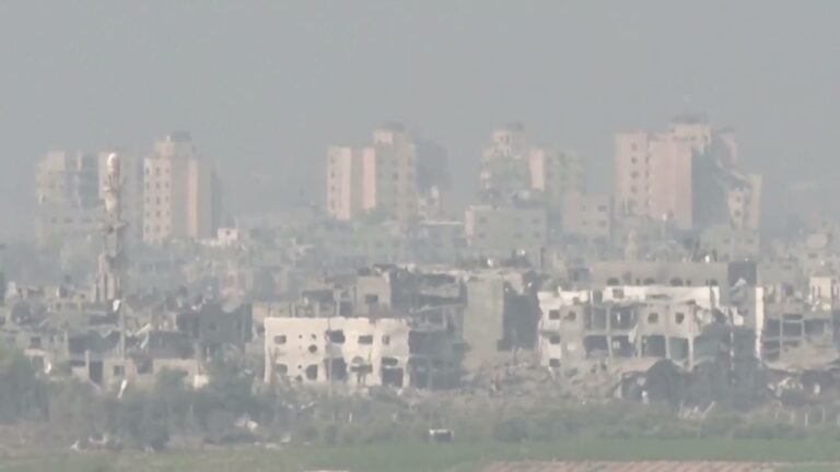 Pene de fum se ridică peste Gaza în timp ce armata trage din Israel