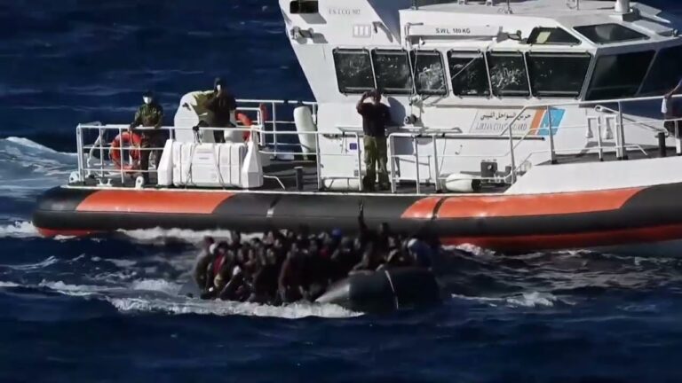 O navă a unui ONG salvează 49 de migranți în largul coastelor italiene
