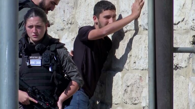 VIDEO. Credincioșii se roagă în fața Al-Aqsa în ciuda restricțiilor israeliene