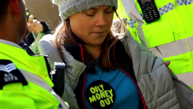VIDEO. Greta Thunberg a fost reținută la protestul pentru climă de la Londra