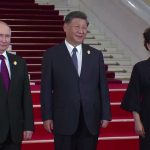 Putin este salutat de președintele Xi la Beijing