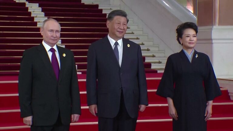 Putin este salutat de președintele Xi la Beijing