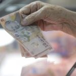 Românii cotizează 35 de ani la pensie și primesc bani mai puțin de 12 ani