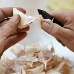 Guvernul a stabilit lista noilor produse cu adaos comercial plafonat. Preț controlat la cozonac și usturoi