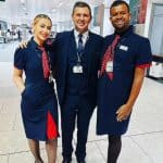 O mare companie aeriană a lansat uniforma neutră de gen. Însoțitorii de bord pot purta rochii iar stewardesele salopetă