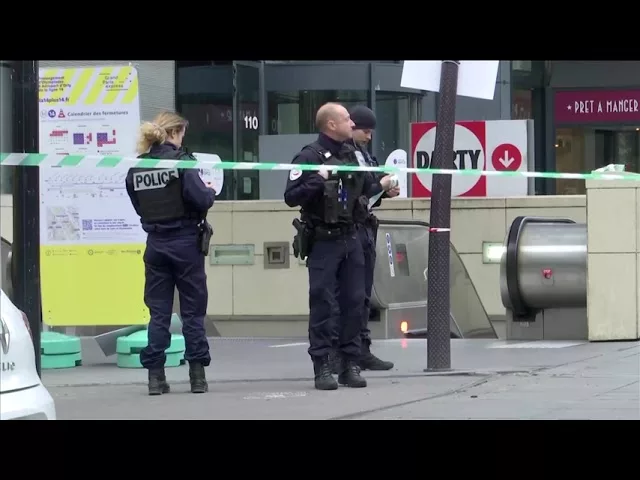 VIDEO. Poliția a împușcat o femeie care purta hijab într-o stație de metrou din Paris