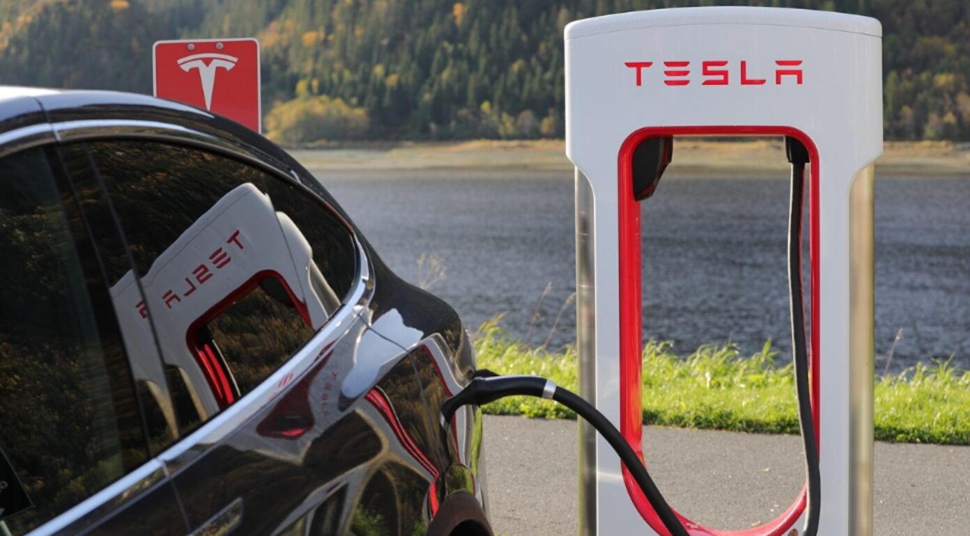 Acțiunile Tesla au scăzut, după ce a raportat prima scădere a livrărilor anuale