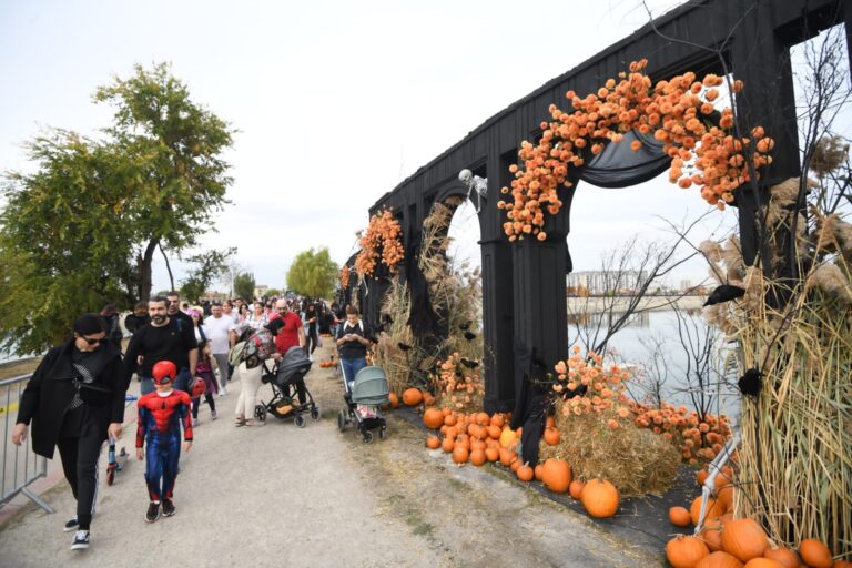 Cel mai mare festival de Halloween din România, în cifre: peste 80.000 de oameni în trei zile au ajuns pe insula Lacul Morii. Ciprian Ciucu: „Nu ne-am așteptat!”