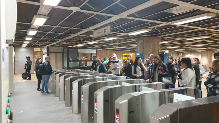 FOTO. Defecțiune la metroul bucureștean. Cozi imense în fața turnicheților care nu acceptă plata cu cardul
