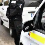 Trei persoane au fost reținute, în jud. Bacău, după ce au atacat cu pietre polițiștii veniți să ridice un arestat preventiv