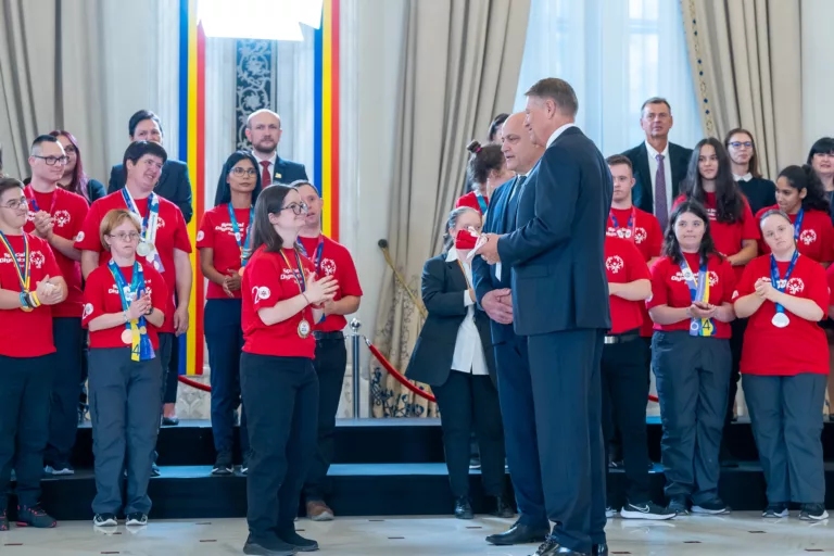 Klaus Iohannis i-a decorat pe membrii Fundației Special Olympics. Ce mesaj le-a transmis președintele României