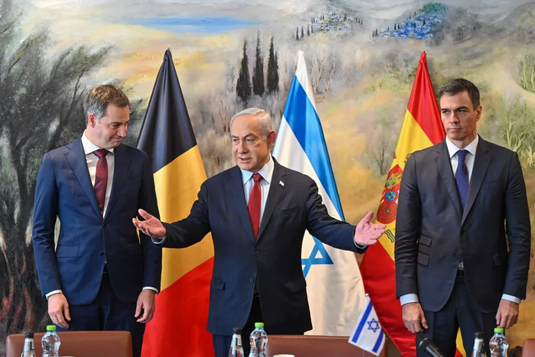 Netanyahu and Sanchez shaking hands