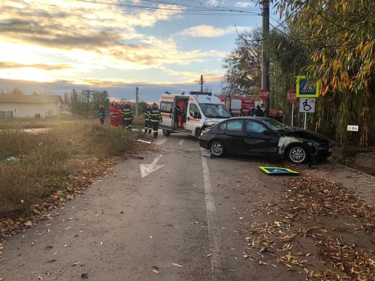 O persoană a fost rănită în urma impactului dintre un autoturism și un tren de călători de pe ruta Dorohoi-Iași