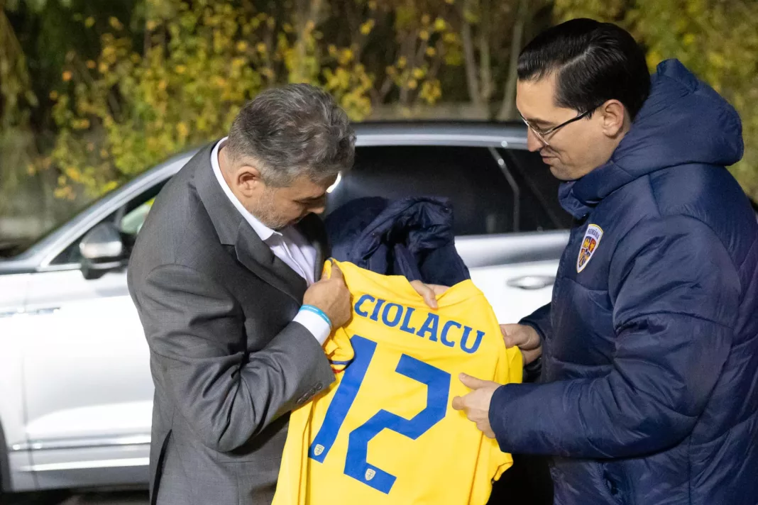 Premierul Ciolacu a primit de la președintele FRF un tricou cu numărul 12 / foto facebook, Marcel Ciolacu