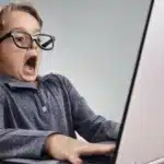 Statistici îngrozitoare – Copiii sunt expuși la pericolele de pe internet de la vârste tot mai fragede