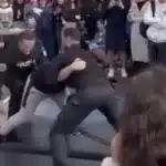 Un elev a pus la pământ doi politiști masivi. Cum a reușit performanța. VIDEO