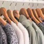 Acestea sunt materialele care nu se sifonează. Îți vor face viața mai ușoară, scăpându-te de chinul fierului de călcat