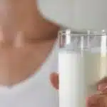 Cât poate să fie păstrat laptele la frigider fără să se strice