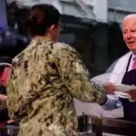 VIDEO. Joe Biden a servit cina de Ziua Recunoștinței personalului militar și familiilor acestora