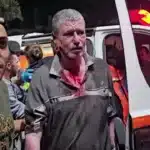 VIDEO. Răniți din Gaza, transportați de urgență la spital după o lovitură israelină