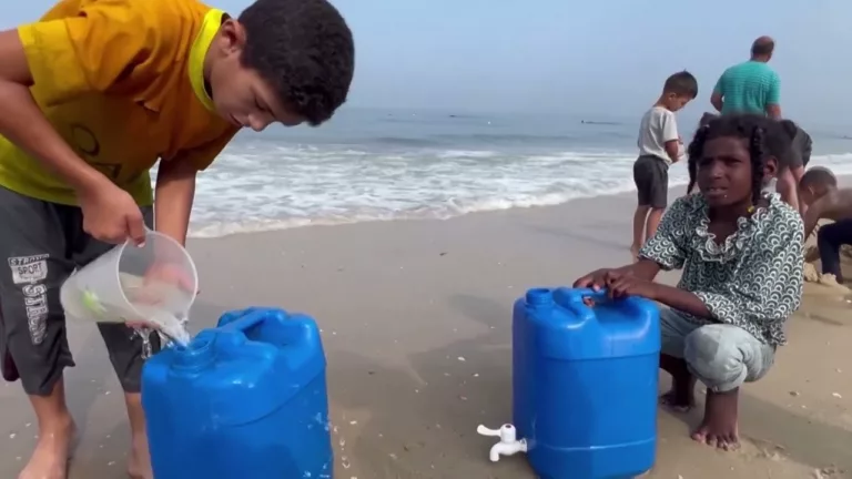 Gaza recurge la apă de mare pe fondul lipsei de apă curată