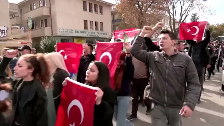 VIDEO. Grupuri pro-palestiniene protestează în timpul vizitei lui Blinken la Ankara