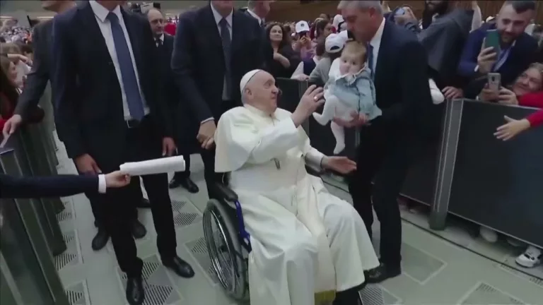 Papa Francisc întâlnește copii după o problemă de sănătate